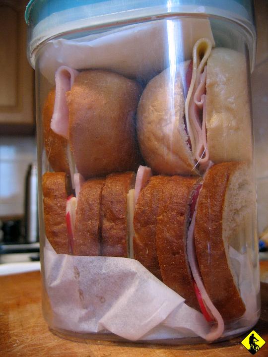 foto 002.jpg - 14st C  wg pogodynek w TV, duuużo słońca i niby nic dziwnego gdyby nie to, że dotyczyło to dnia 24lutego. Początek jak każdy inny przed wyprawą: Jedzenie, kasa, mapa, pompka.... no właśnie gdzieś się zapodziała. Na zdjęciu skompresowany zestaw wyjazdowy :)